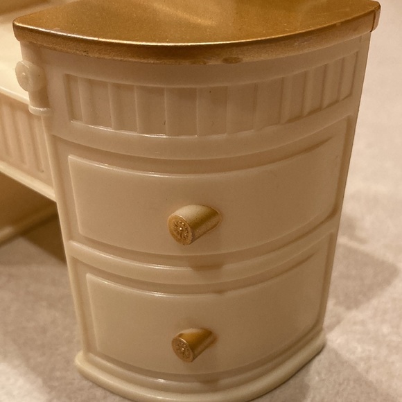Vintage 1970s Barbie dresser with mirror. - Picture 2 of 7